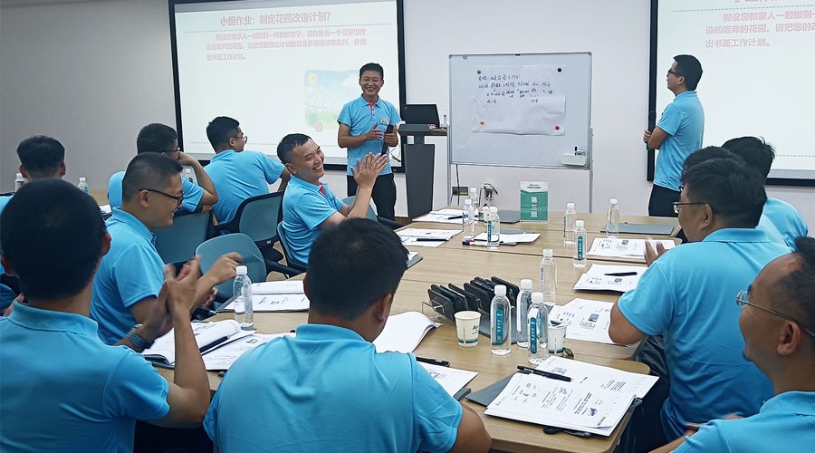 j9վѧԱڿϽСҵչʾ